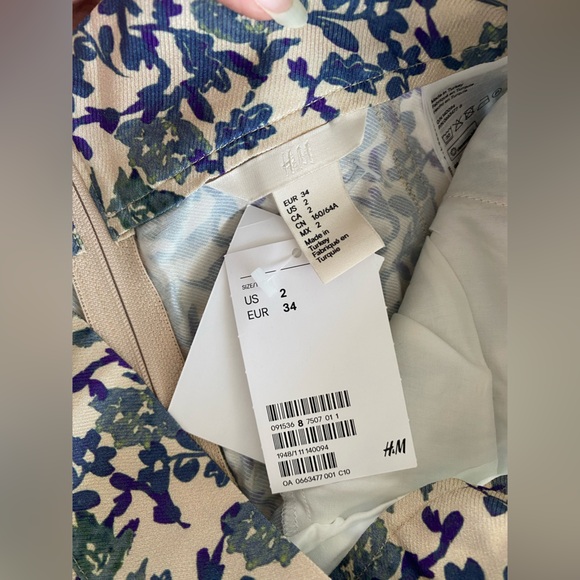 H&M Floral Patterned High waist Pleated short beige Cream blue viscose US 2 NWT - Picture 12 of 16